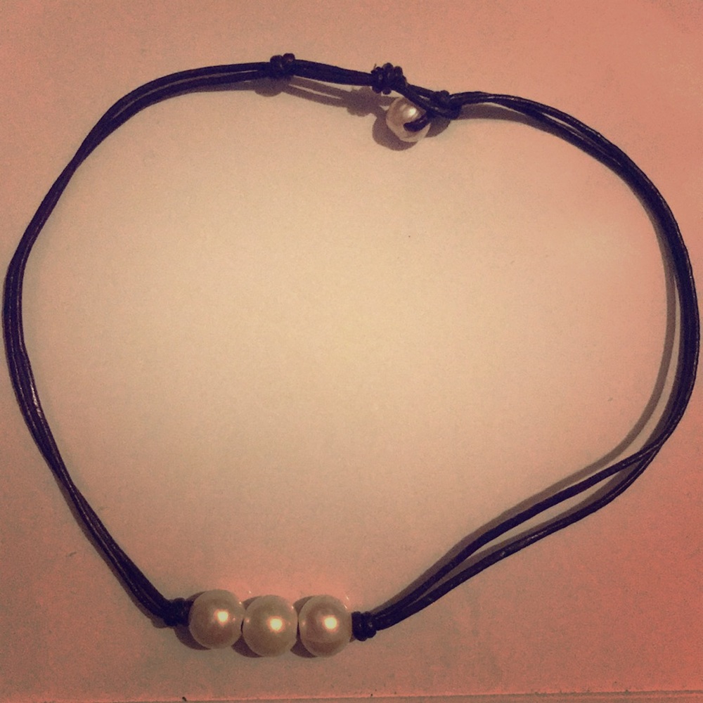 Pearl choker with black string/outline